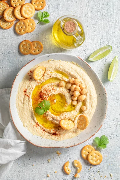 Mňam Čerstvý Hummus Jako Rychlý Předkrm Lahodný Veganský Hummus Olivami — Stock fotografie