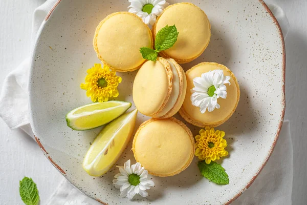 Macaroons Limão Doce Azedo Com Flores Primavera Prato Macaroons Amarelos — Fotografia de Stock
