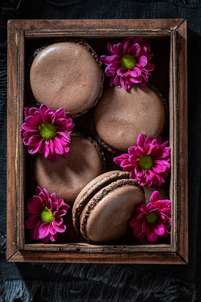 Macarons Chocolat Noir Fait Maison Avec Des Fleurs Violettes Macarons — Photo
