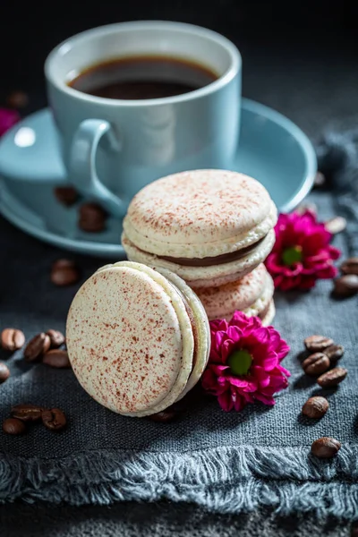 Zelfgemaakte Zoete Koffie Macarons Als Een Bruin Dessert Bruine Makarons — Stockfoto