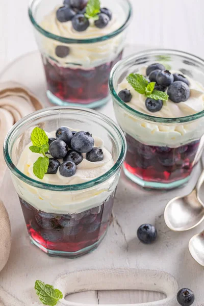 美味的蓝色果冻 由水果和奶油制成 蓝莓加奶油的蓝果冻 — 图库照片