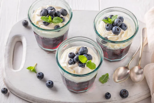 Heerlijke Blauwe Gelei Als Fruitdessert Met Room Bosbessen Gelei Met — Stockfoto