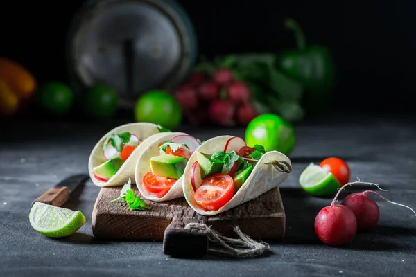 Healthy Tasty Tacos Fresh Vegetables Herbs Tacos Vegetables Mexican Snack — стоковое фото