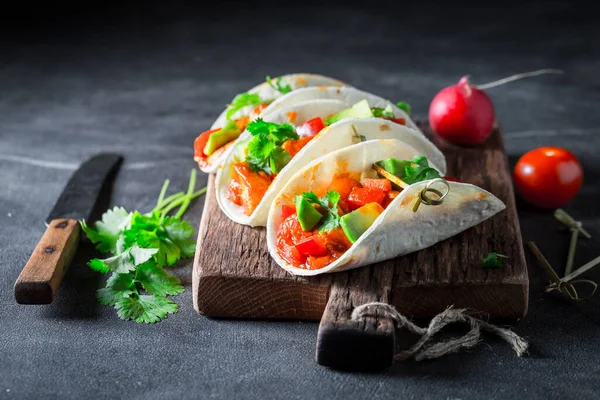 Tasty Vegetarian Tacos Tomatoes Radish Coriander Spicy Vegetarian Tacos Vegetables — Foto Stock
