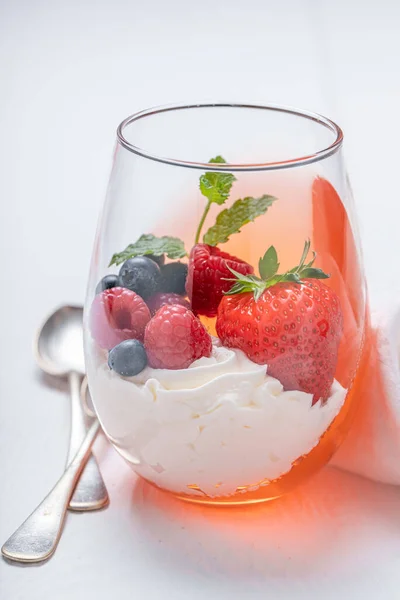 신선하고 젤리는 과일이 있는우아 유리잔에 내놓았다 딸기와 크림을 곁들인 — 스톡 사진