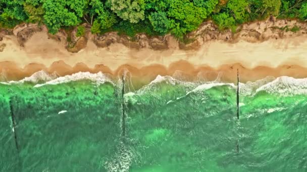 바틱 바다에서는 푸른 파도. 해변에서의 휴가. — 비디오