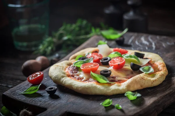Rustic Pizza Made Tomatoes Cheese Olives Pizza Made Healthy Vegetables — Stock Photo, Image