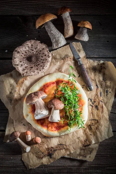 Hausgemachte Pizza Aus Waldpilzen Und Käse Pilzpizza Aus Frischen Zutaten — Stockfoto