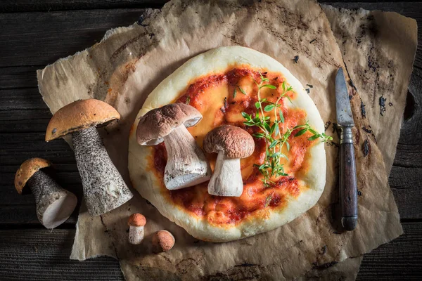 Lahodná Pizza Ušlechtilých Hub Rajčat Domácí Pizza Houby Sýrem Bylinkami — Stock fotografie