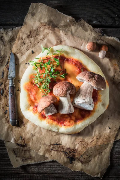 Chutná Pizza Ušlechtilých Hub Rajčat Domácí Pizza Houby Sýrem Bylinkami — Stock fotografie