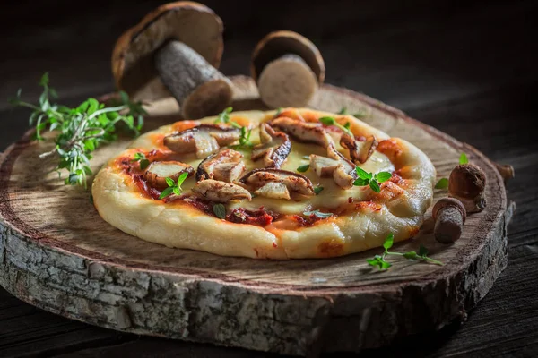 Lahodná Pizza Divokých Hub Bylin Hot Houby Pizza Čerstvých Ingrediencí — Stock fotografie