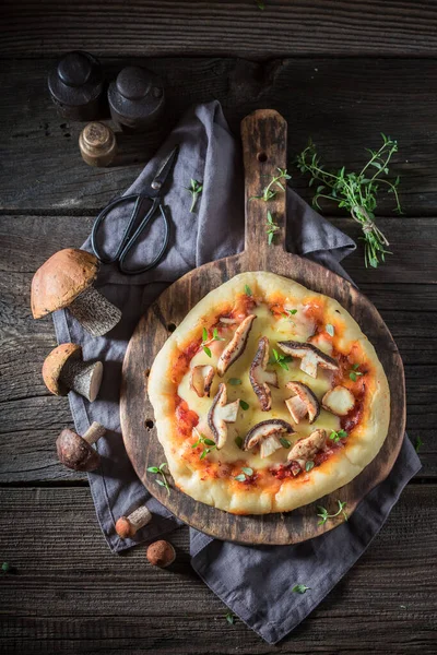 Chutná Pizza Rajčaty Houbami Sýrem Domácí Pizza Houby Sýrem Bylinkami — Stock fotografie