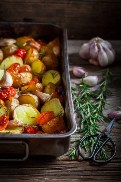 Homemade Baked Potatoes Perfect Dish Grilling Roasted Potatoes Herbs Vegetables — Stock Photo, Image