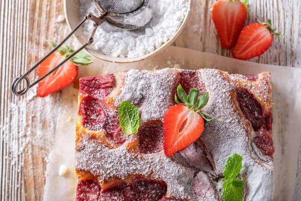 설탕을 곁들인 케이크 딸기를 곁들인 케이크 — 스톡 사진