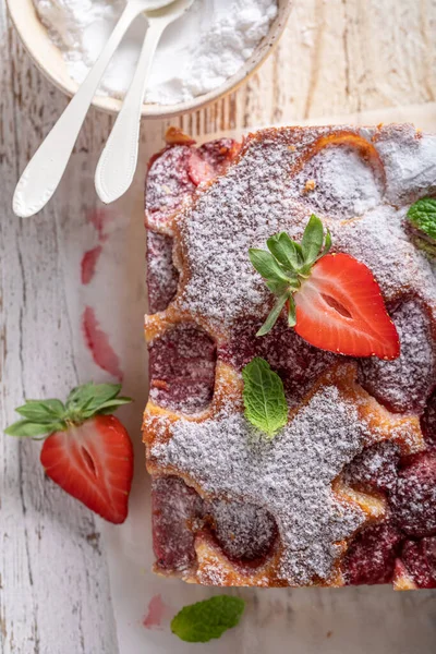 Fersk Varm Jordbærkake Som Dessert Sommeren Svampekake Med Jordbær – stockfoto