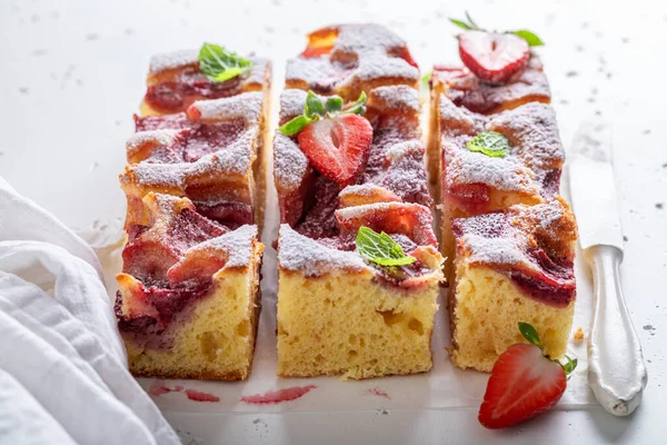 Rustikk Frisk Jordbærkake Som Dessert Sommeren Hjemmelaget Sukkerkake – stockfoto
