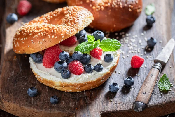 Bagel Dorati Sani Dolci Con Bacche Ricotta Bagel Con Ingredienti — Foto Stock