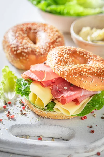 ハムとチーズのおいしいと健康的なバゲル 野菜と新鮮なサンドイッチとしてのベーグル — ストック写真