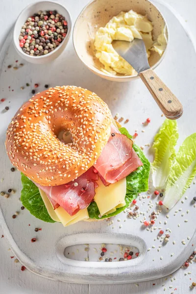 新鮮な朝食のためのおいしいと健康的なバゲル 野菜と新鮮なサンドイッチとしてのベーグル — ストック写真