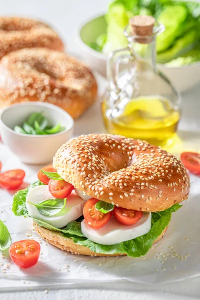トマト チーズ バジルと春と自家製のバゲル 野菜とおいしいサンドイッチとしてのベーグル — ストック写真