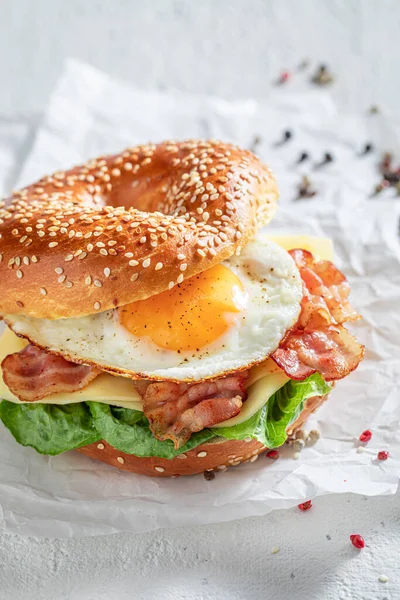 おいしい朝食のための健康的でおいしいバゲル 野菜とおいしいサンドイッチとしてのベーグル — ストック写真
