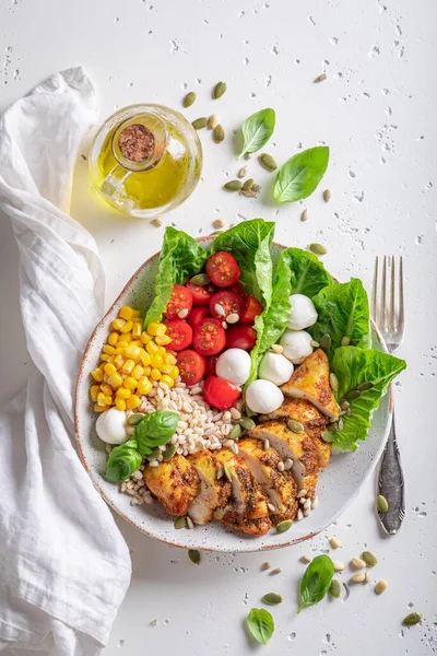 トマトとコーンとパール大麦とカラフルなシーザーサラダ ダイエット中の健康的なボウル — ストック写真