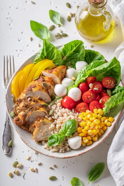 Friska Caesar Sallad Med Tomater Och Majs Och Pärla Korn — Stockfoto