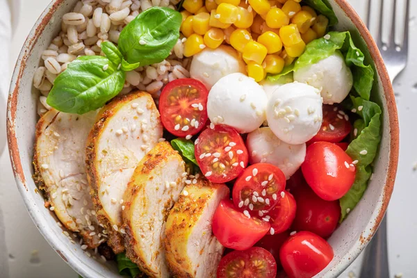 Färgglad Caesarsallad Med Krossgryn Kyckling Och Tomater Friska Skålar Diet — Stockfoto