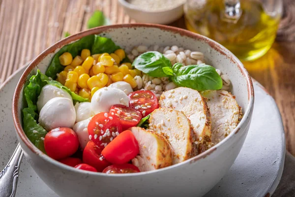 Salată Cezar Proaspătă Brânză Pui Brânză Castron Nutritiv Pentru Oameni — Fotografie, imagine de stoc
