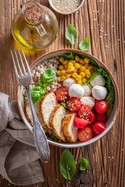Ajuste Salada Caesar Versão Adequada Com Grumos Tigela Nutritiva Para — Fotografia de Stock