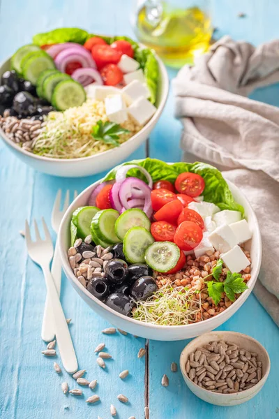 Ajuste Salada Grega Com Legumes Queijo Grumos Fagópiro Tigelas Saudáveis — Fotografia de Stock