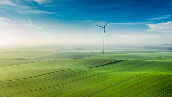 Ködös Szélturbina Zöld Mezőn Napkeltekor Európa — Stock Fotó