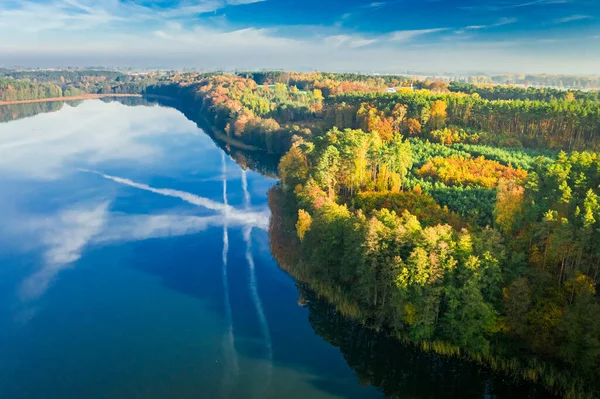 Bosque Lago Cristalino Con Reflexión Chemtrail Vista Aérea Europa — Foto de Stock