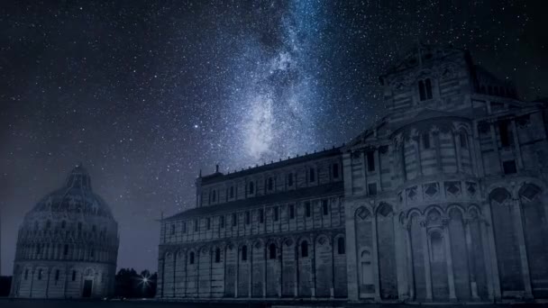 ミルキーな方法の経過とピサの古代の記念碑の上に落ちる星 — ストック動画
