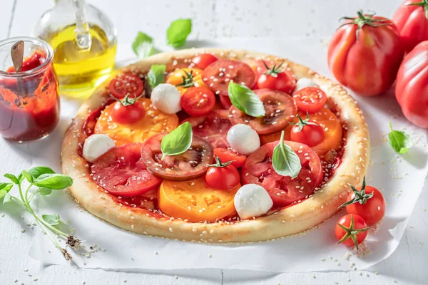 Färsk Och Välsmakande Pizza Margherita Med Olika Tomater Och Mozzarella — Stockfoto