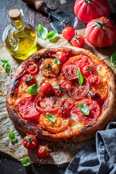 Gezonde Vegetarische Pizza Margherita Geserveerd Met Olijfolie Sesam Margherita Pizza — Stockfoto