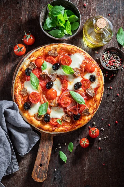 Homemade Hot Pizza Capricciosa Made Tomatoes Olives Cheese Ham Homemade — Stock Photo, Image