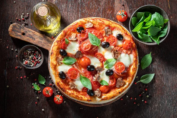 おいしいと健康的なピザプロシクトとCapricciosa キノコとチーズ 自家製ピザ Capricciosaチーズとハム付き — ストック写真