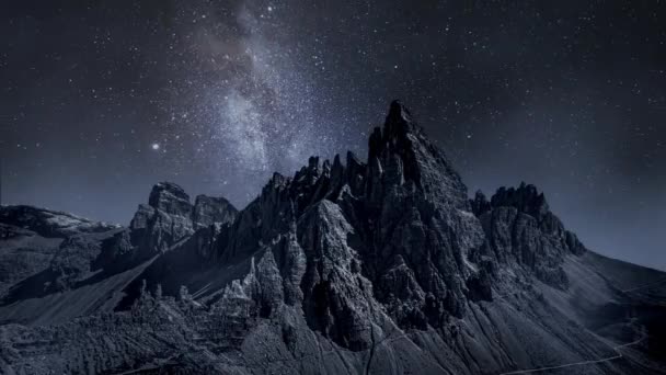 Млечный Путь Над Монте Патерно Доломиты Природа Ночью Италии — стоковое видео