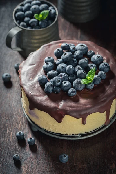 ブルーベリーとチョコレート釉薬と自家製と甘いチーズケーキ ブルーベリーチーズケーキとチョコレートトッピング — ストック写真