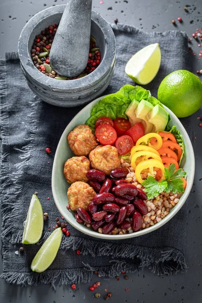 Gezonde Mexicaanse Salade Als Maaltijd Met Vlees Gries Voedzame Kom — Stockfoto