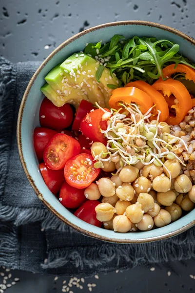 Dieetsalade Met Gries Kikkererwten Rucola Groenten Voedzame Kom Een Dieet — Stockfoto