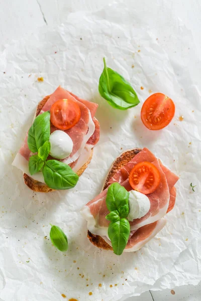 Knappe Bruschetta Met Prosciutto Mozzarella Tomaten Als Ontbijt Italiaanse Keuken — Stockfoto