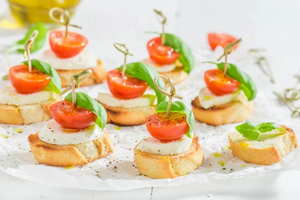 Delicious Healthy Crostini Tomatoes Basil Mozzarella Italian Cuisine Breakfast — Stock Photo, Image