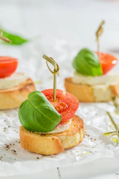Aromatic Homemade Crostini Tomatoes Basil Mozzarella Італійська Кухня Сніданок — стокове фото