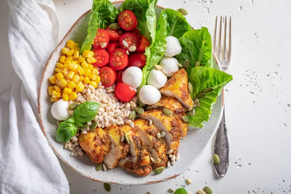 Salada Caesar Saudável Versão Adequada Com Grumos Tigela Nutritiva Para — Fotografia de Stock
