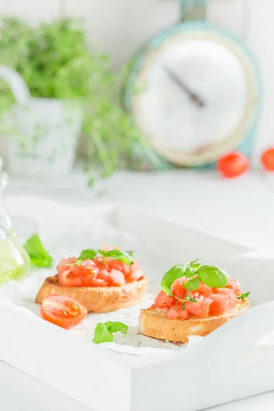 Smaczna Świeża Bruschetta Pomidorem Ziołami Jako Przekąska Tradycyjny Włoski Obiad — Zdjęcie stockowe