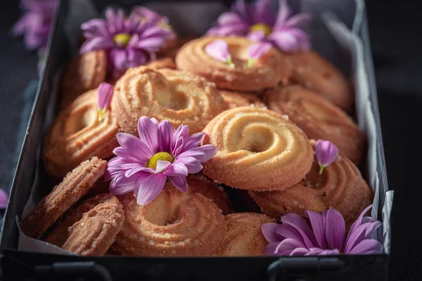 Sweet Tasty Butter Cookies Metal Box Shortbread Cookies – stockfoto