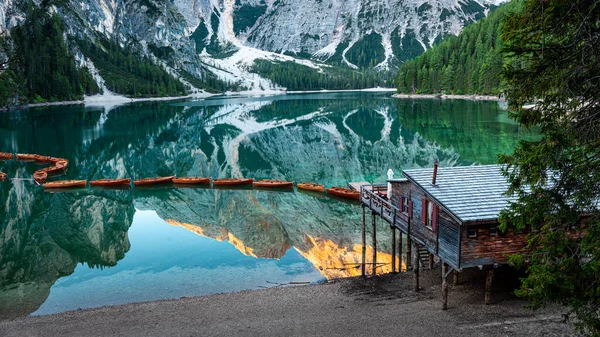 Ξύλινη Καλύβα Στο Lago Braies Στους Δολομίτες Ιταλία Ευρώπη — Φωτογραφία Αρχείου