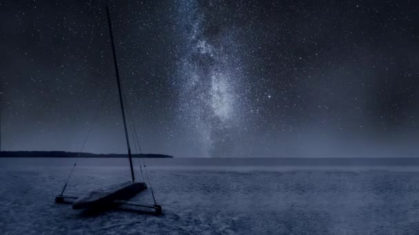 Тімелапс Молочного Шляху Над Крижаним Човном Замерзлому Озері Вночі — стокове відео
